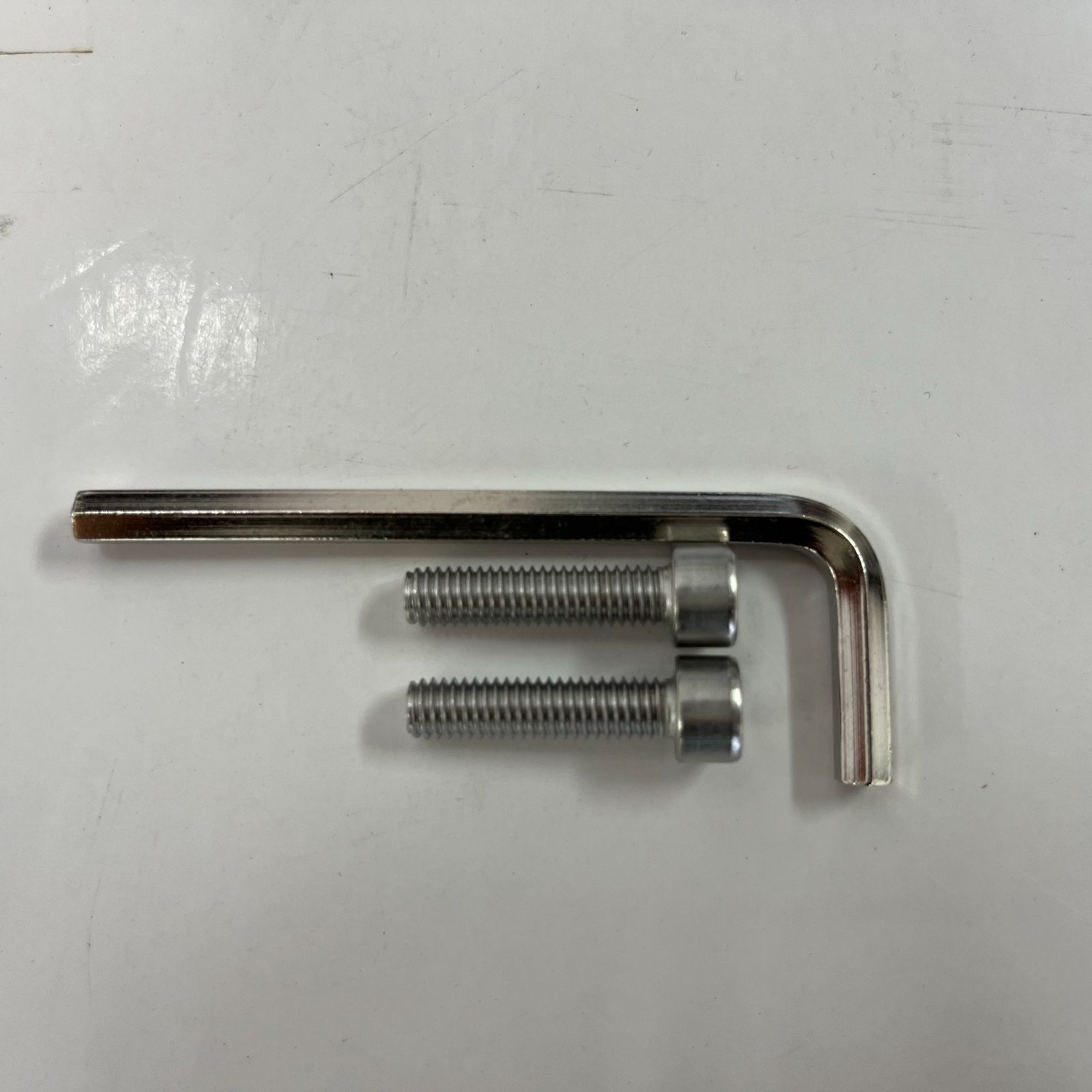 アクセサリー D6 Zestaw montażowy do systemów RACK śruba M6x16 cynkowana +