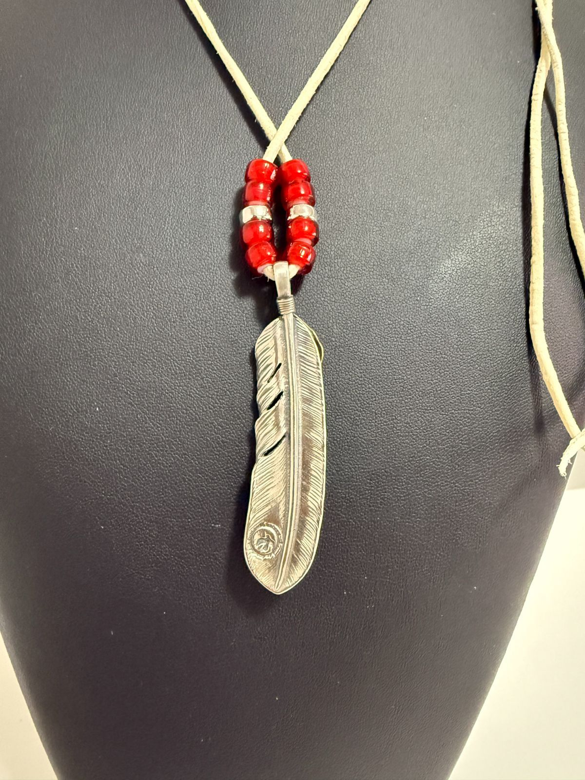 ゴローズ 上金特大フェザー左＋ビーズ鹿革紐セットアップ - メルカリ