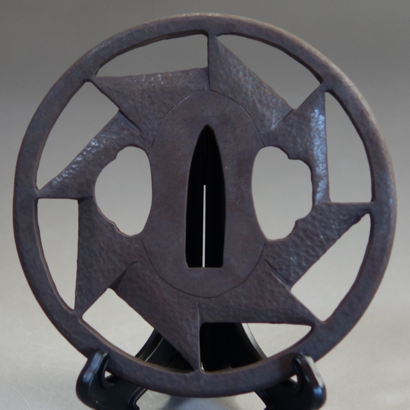 花弁型 鉄製鍔 二つ穴 花弁型 鉄製鍔 二つ穴 鉄地 木瓜形花文透図鍔｜現代物金具の販売