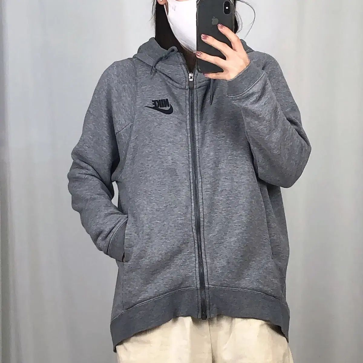 Nike(ナイキ） スウッシュ グレー フード付き ジップアップパーカー M 