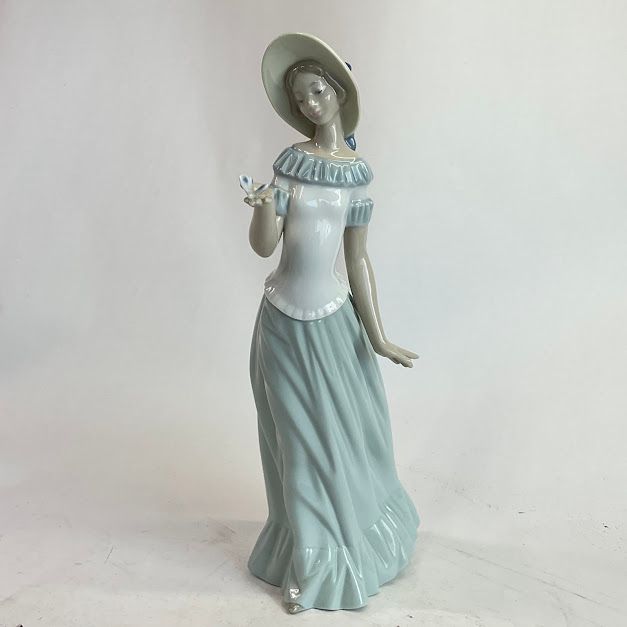【中古】Nao磁器by Lladro、蝶のダンス( Girl Holdingバタフライ) 2001398　彫刻家: J.J.malavia 【送料無料】