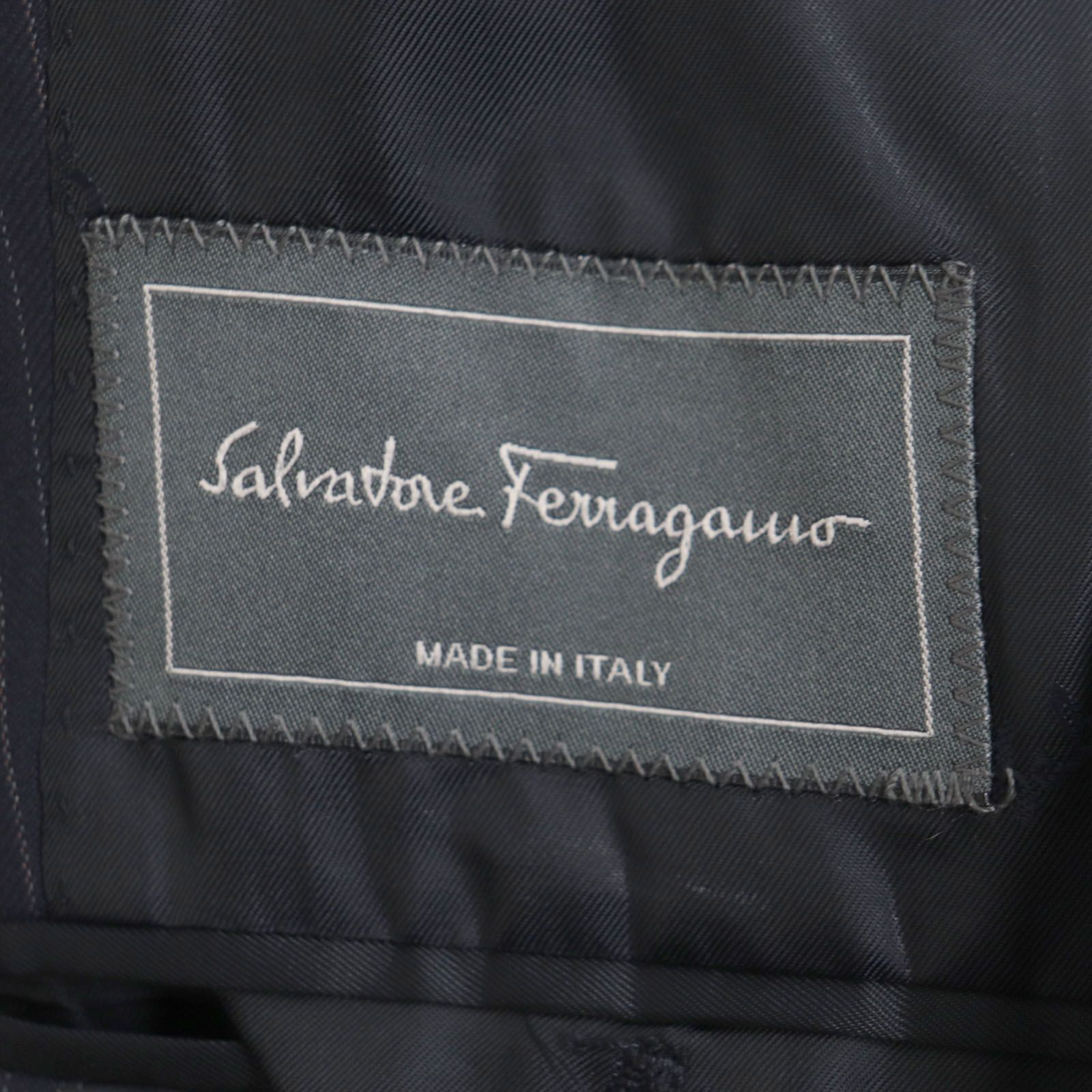 未使用品 Salvatore Ferragamo サルヴァトーレフェラガモ ウール ストライプ柄 ロゴ入りボタン シングル テーラードジャケット  ネイビー 46 イタリア製 メンズ