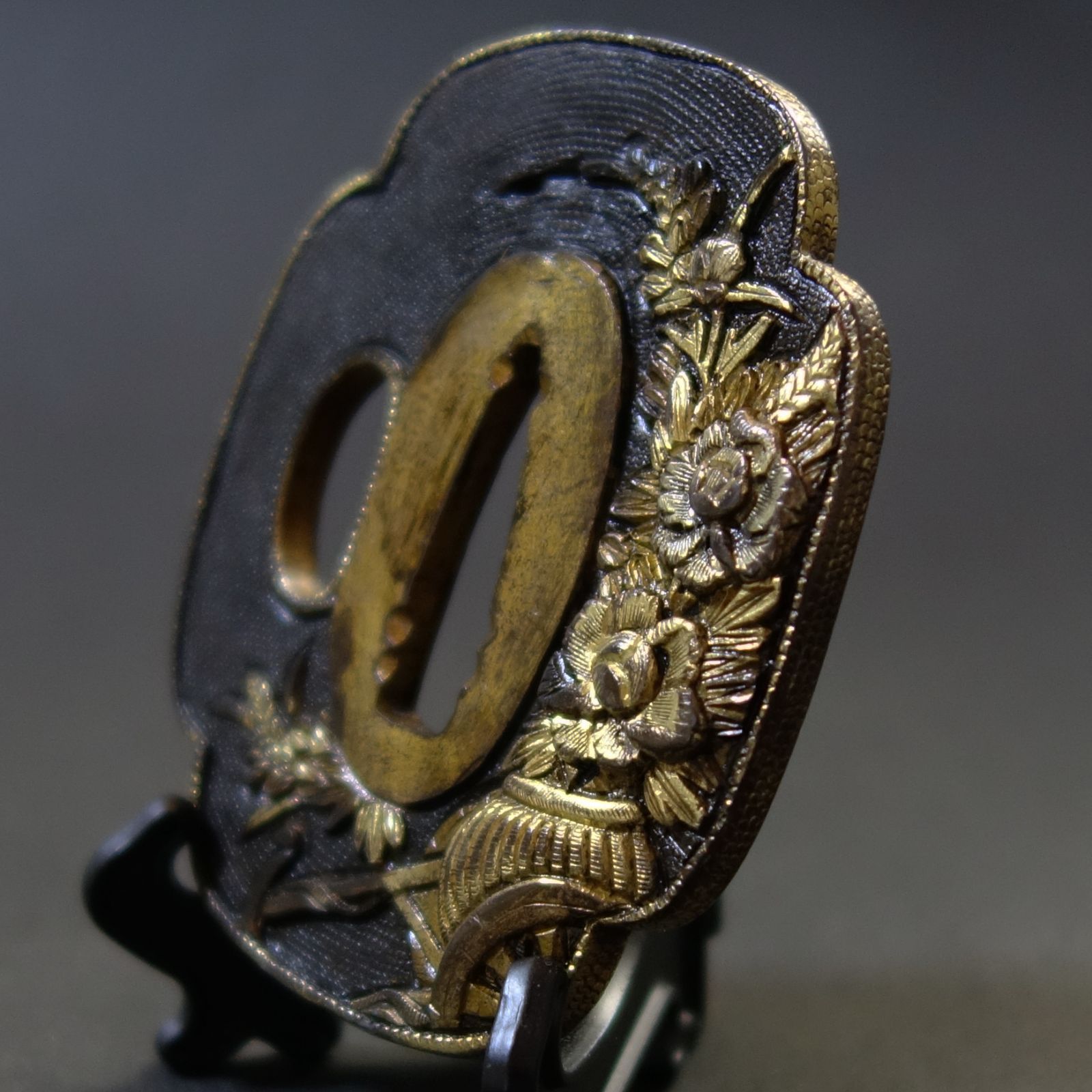 鍔 鐔 武具 骨董 刀装具 江戸時代【美濃 銅魚々子地 萩図鍔】(鍔箱付き) 鍔 【 美濃鍔 鋤出彫 赤銅魚々子地 牡丹花車図鍔 】(鍔箱付き
