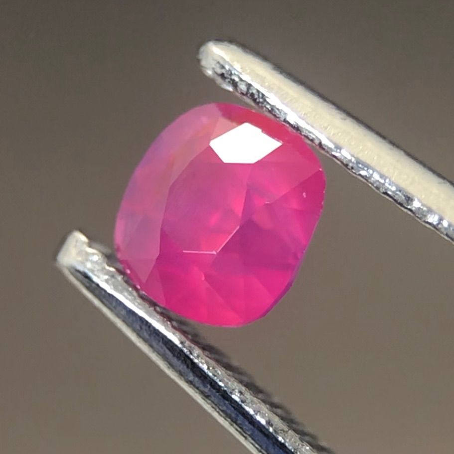【天然】ピンクサファイア　非加熱ミャンマー産　ルース　GRS鑑定　(粒ダイヤ付) 天然ピンクサファイア 非加熱ミャンマー産 ルース GRS鑑定書 (粒