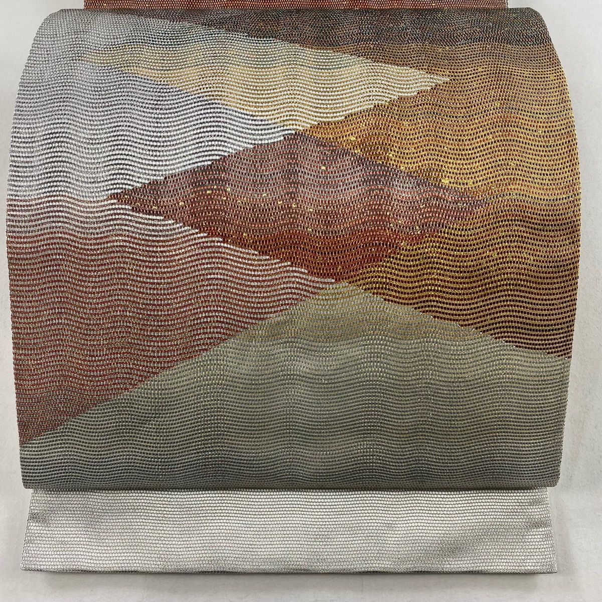 袋帯 秀品 霞 箔散らし 金銀糸 灰白 お太鼓柄 正絹 中古 袋帯 秀品 山並み 箔散らし 金銀糸 灰白 お太鼓柄 正絹 中古 袋帯 美品