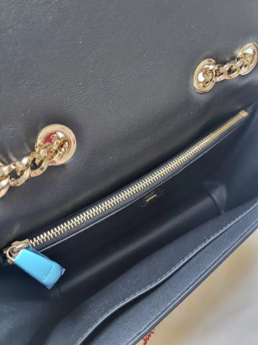 フェラガモ 金装クロス