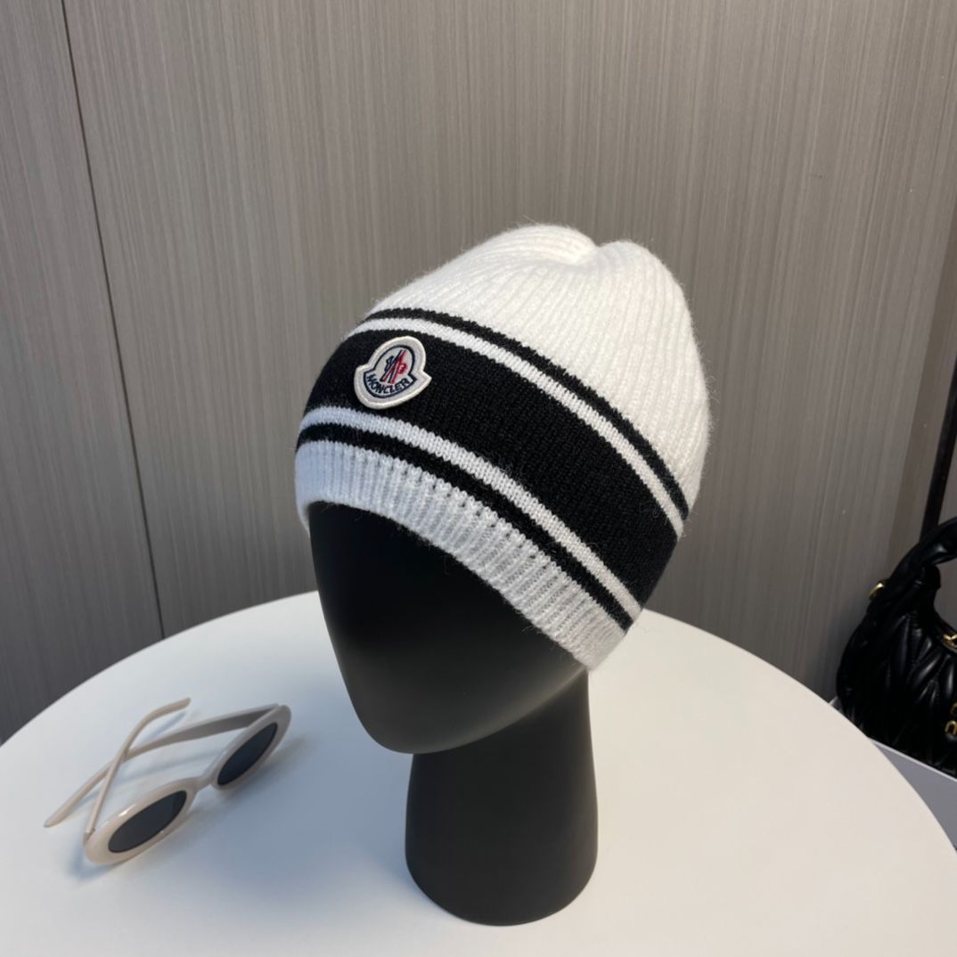 実物写真 Moncler モンクレール　ビーニー　ニット帽 ホワイト