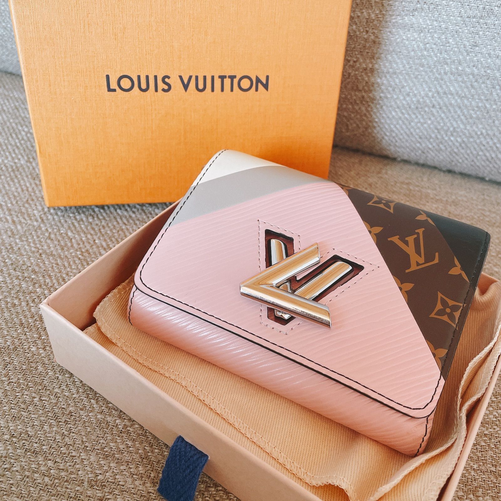 感謝報恩 ルイヴィトンLOUISVUITTON M67799 ツイストコンパクト ピンク