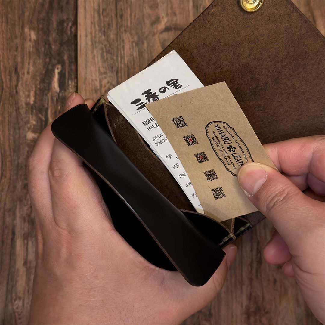 茶芯ブラックのショートトラッカーウォレット｜革の質感を楽しむ