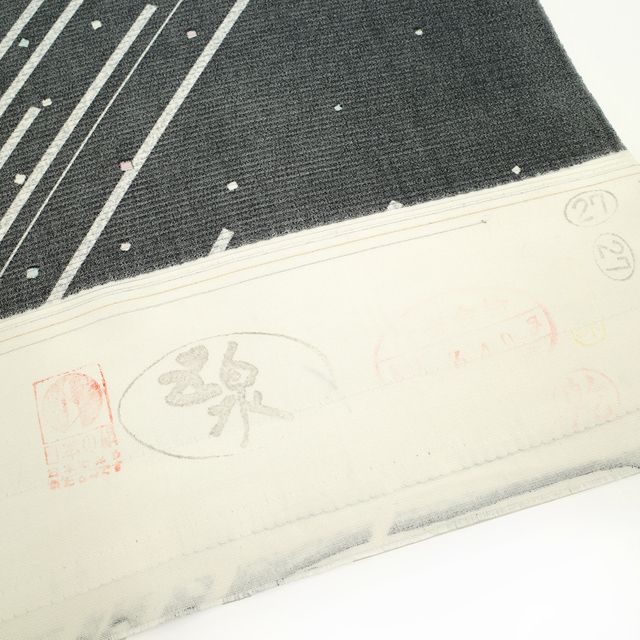 新古品】 夏物 小紋 反物 正絹 薄物 着物 五泉 絽 日本の絹 黒地 斜め