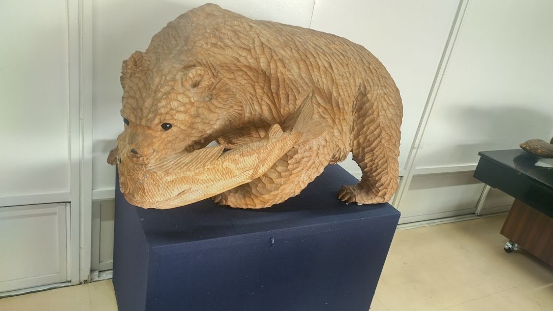 木彫りの熊と鮭 熊鮭木彫り