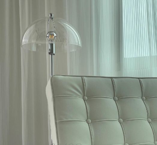 フロアランプ 透明なアクリルシェード