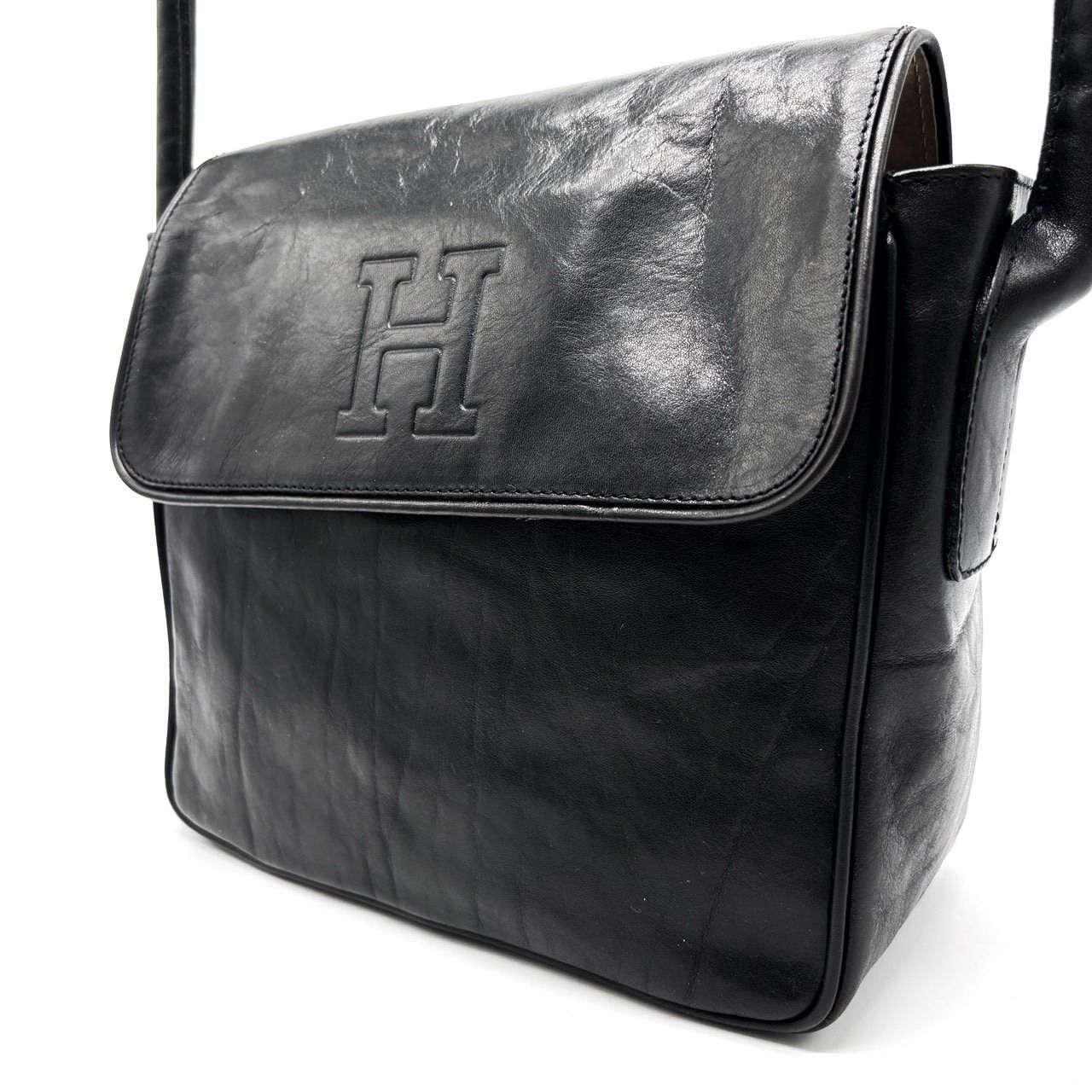 HIROFU ヒロフ ショルダーバッグ トートバッグ ワンショルダーバッグ Hロゴ 型押しロゴ フラップ レザー 革 ブラック 黒色 ユニセックス 男女兼用 メンズ レディース