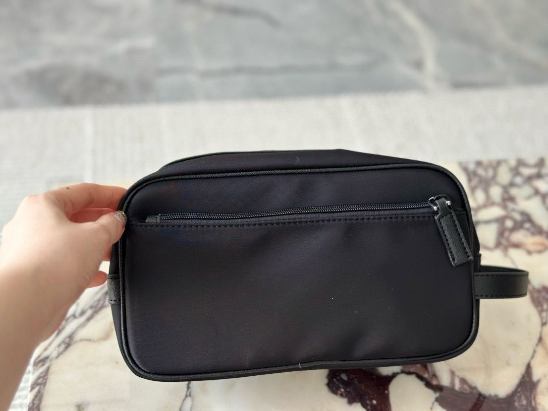 お値下げ♪【レア】☆PRADAプラダ☆ナイロンメイクポーチ☆黒☆スクエア プラダ PRADA ポーチ ストラップ付き ナイロン コスメポーチ