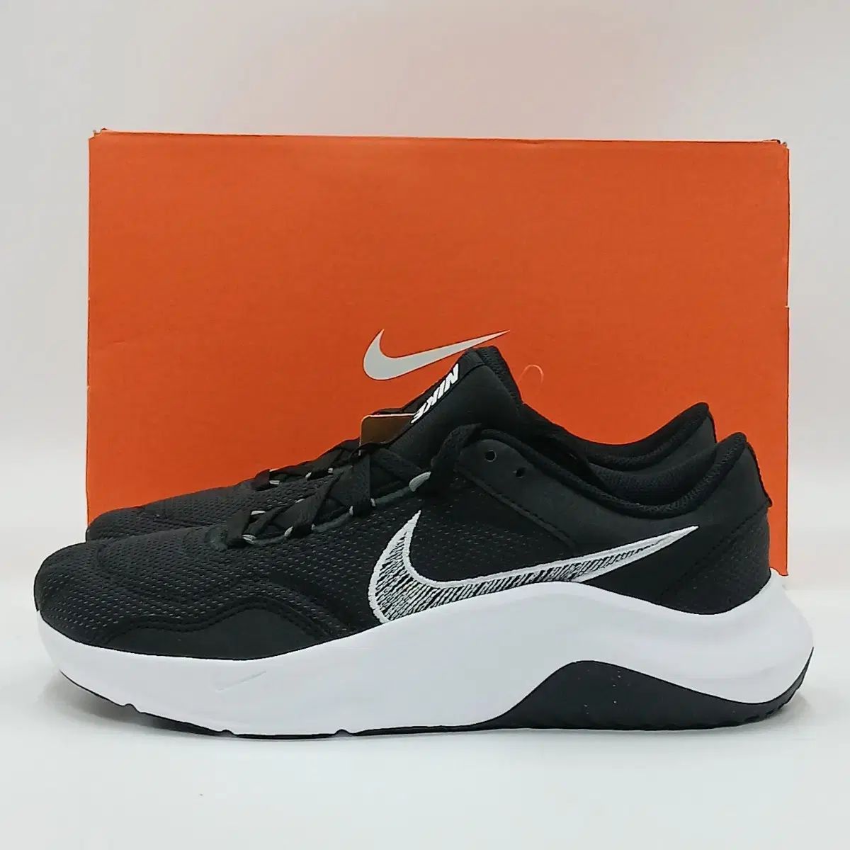 ナイキ 黒 メンズ ランニングスニーカー