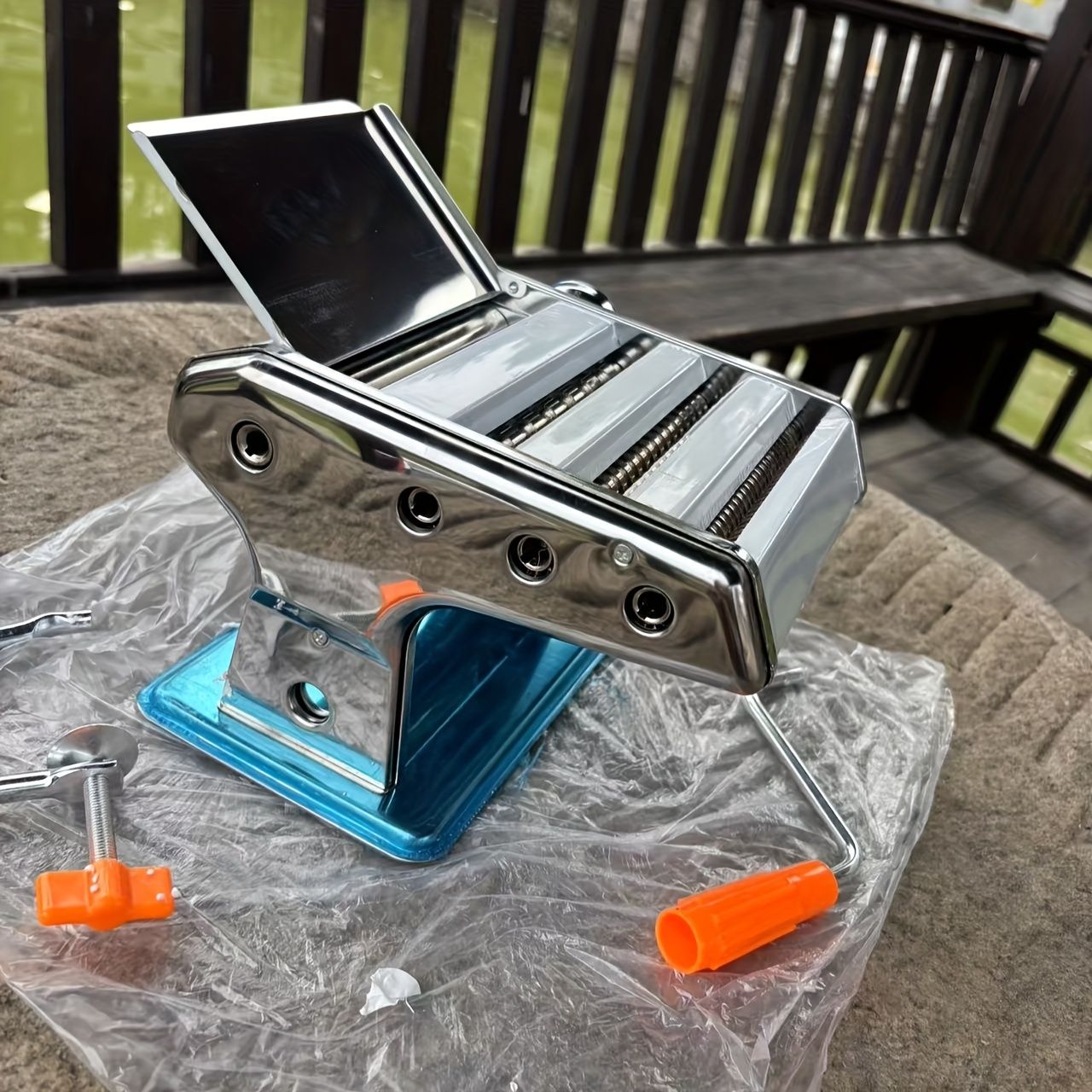 自家製スパゲッティやフェットゥチーネ用の金属ハンドクランクアシスタント