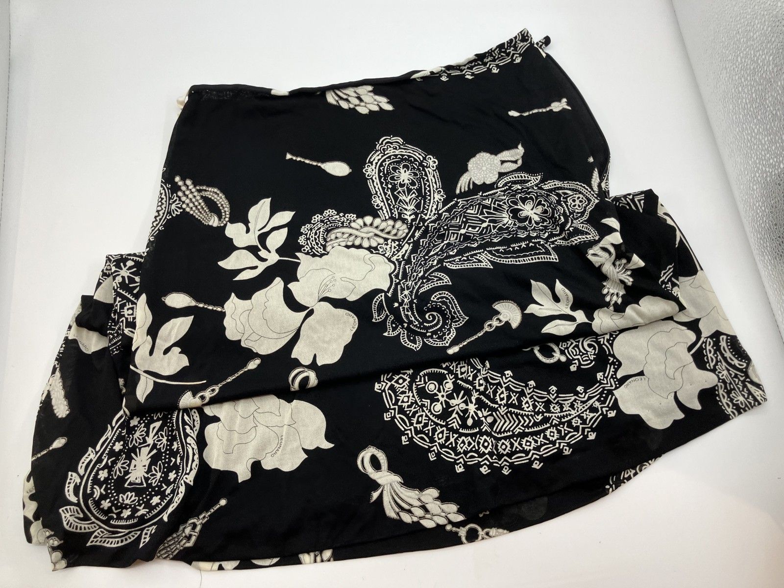 LEONARD レオナール ペイズリー柄 Aライン ミモレ丈スカート 黒白73 レオナール LEONARD ロングスカート 黒×白 ペイズリー柄 花柄 総