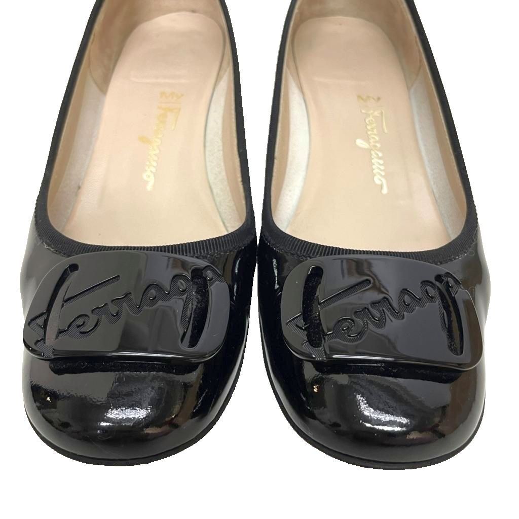 人気ブランドも送料無料！ サルヴァトーレフェラガモ Salvatore Ferragamo My Ferragamo マイフェラガモ エナメル パンプス ローヒール ロゴプレート 6.5C 黒 ブラック
