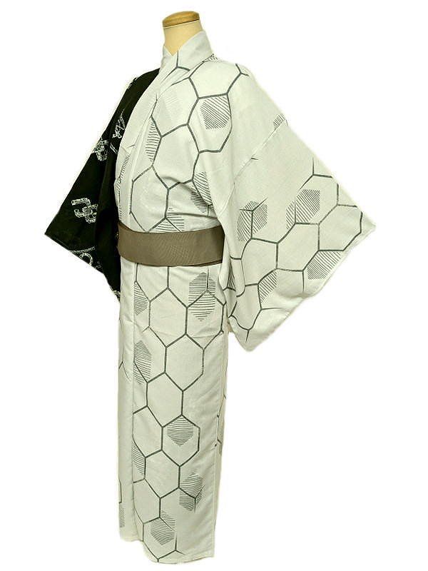 浴衣 男物 化繊 4L～5Lサイズ 白灰色と黒の片身代わり 亀甲 かまわぬ模様 裄75 吸湿速乾