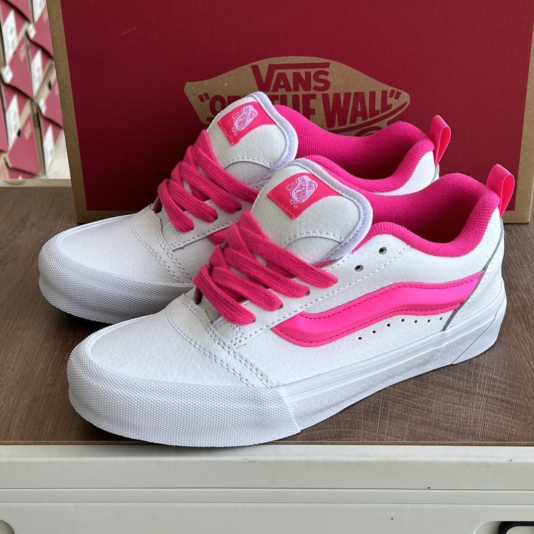 送料/関税無料【Vans】Knu Skool スニーカー ピンク Knu Skool Shoe in Pink | Vans