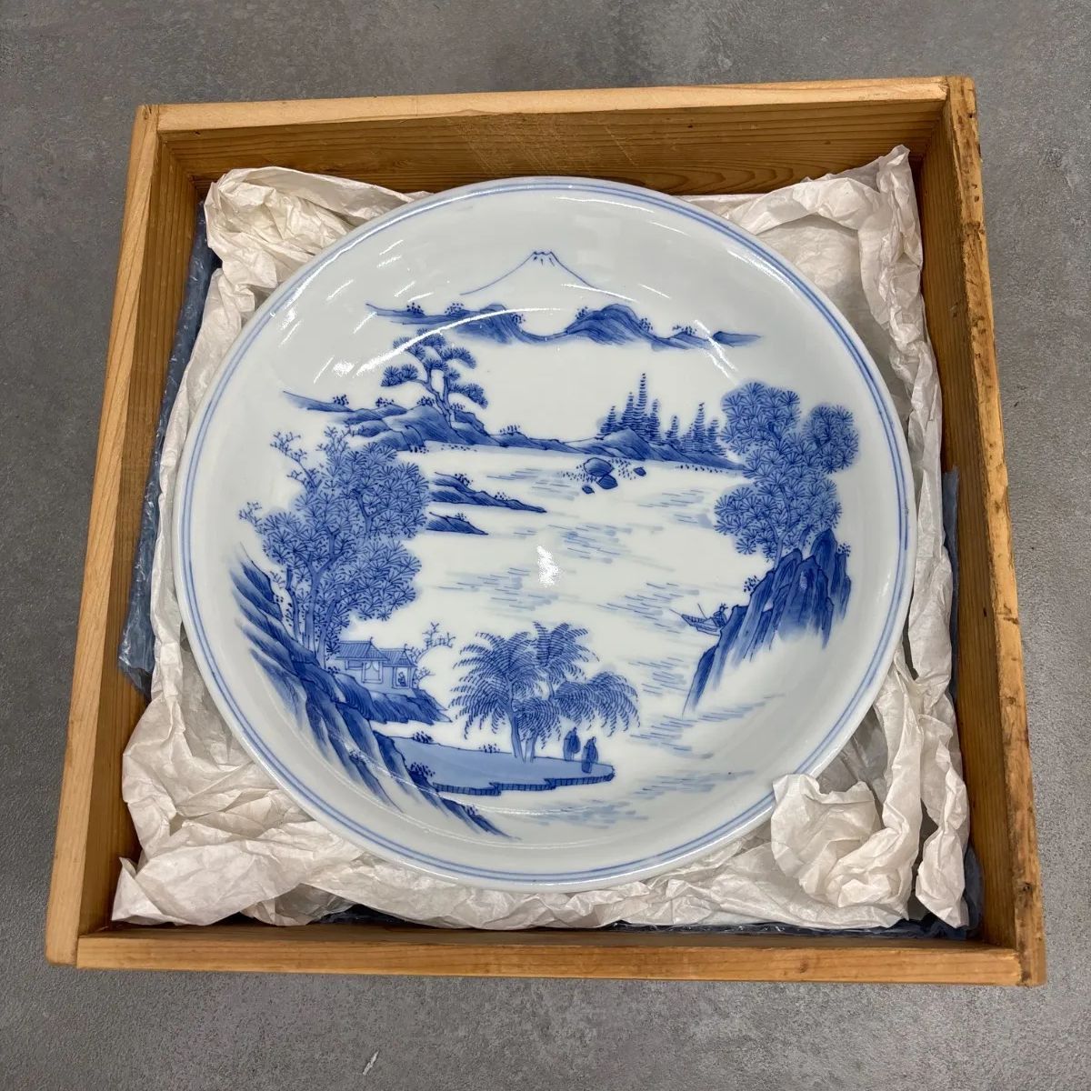 瀬戸染付】川本半助 四代作 山半銘 手描き山水図 八寸皿 約24cm