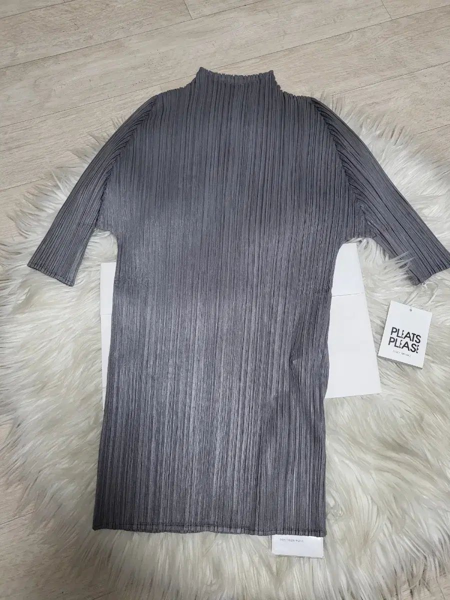 PLEATS PLEASE(プリーツプリーズ) トップス 明快な プリーツ