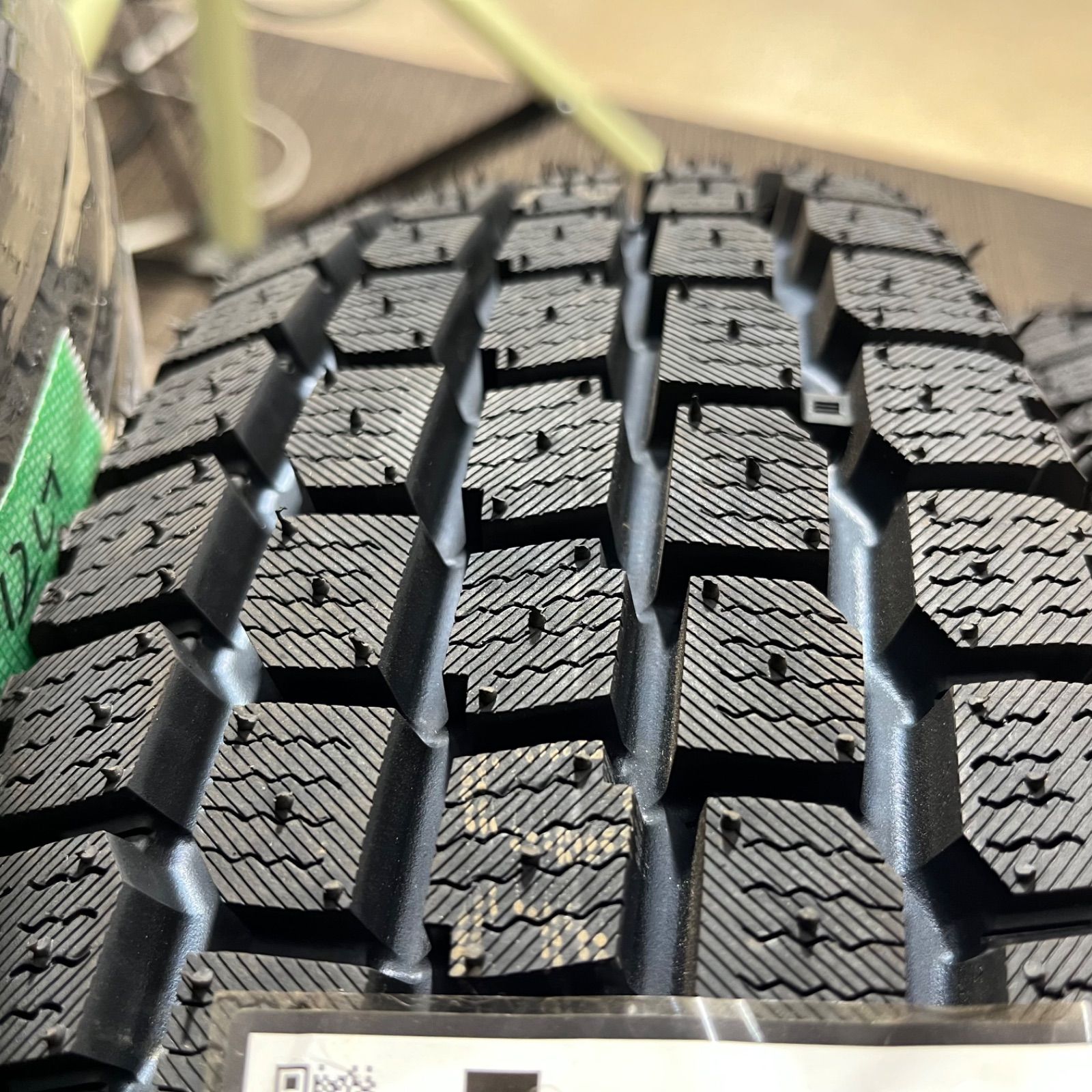 スタッドレスタイヤ 冬タイヤ