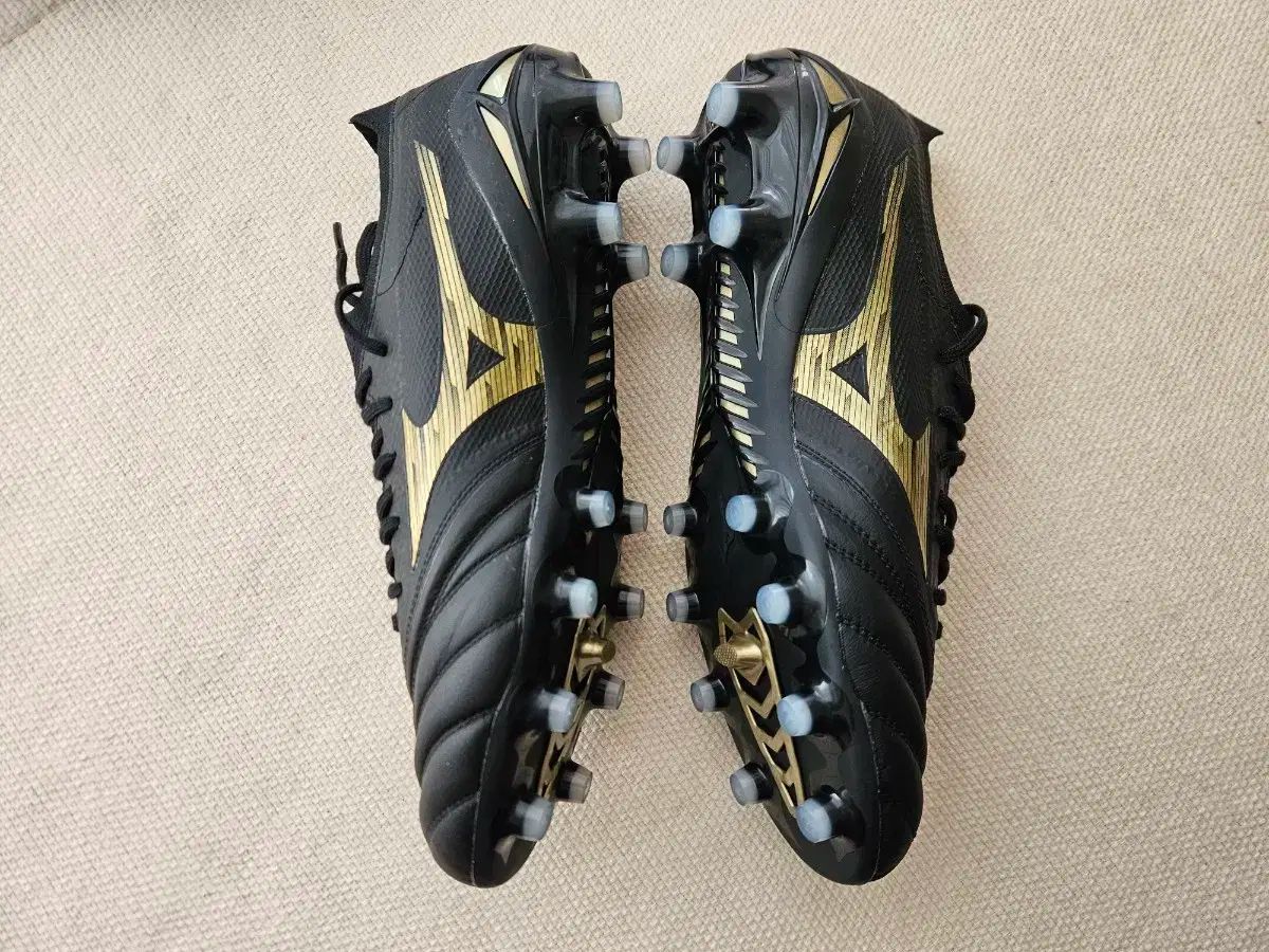 MORELIA NEO Ⅳ β JAPAN 27.5(P1GA234050) 【公式通販】