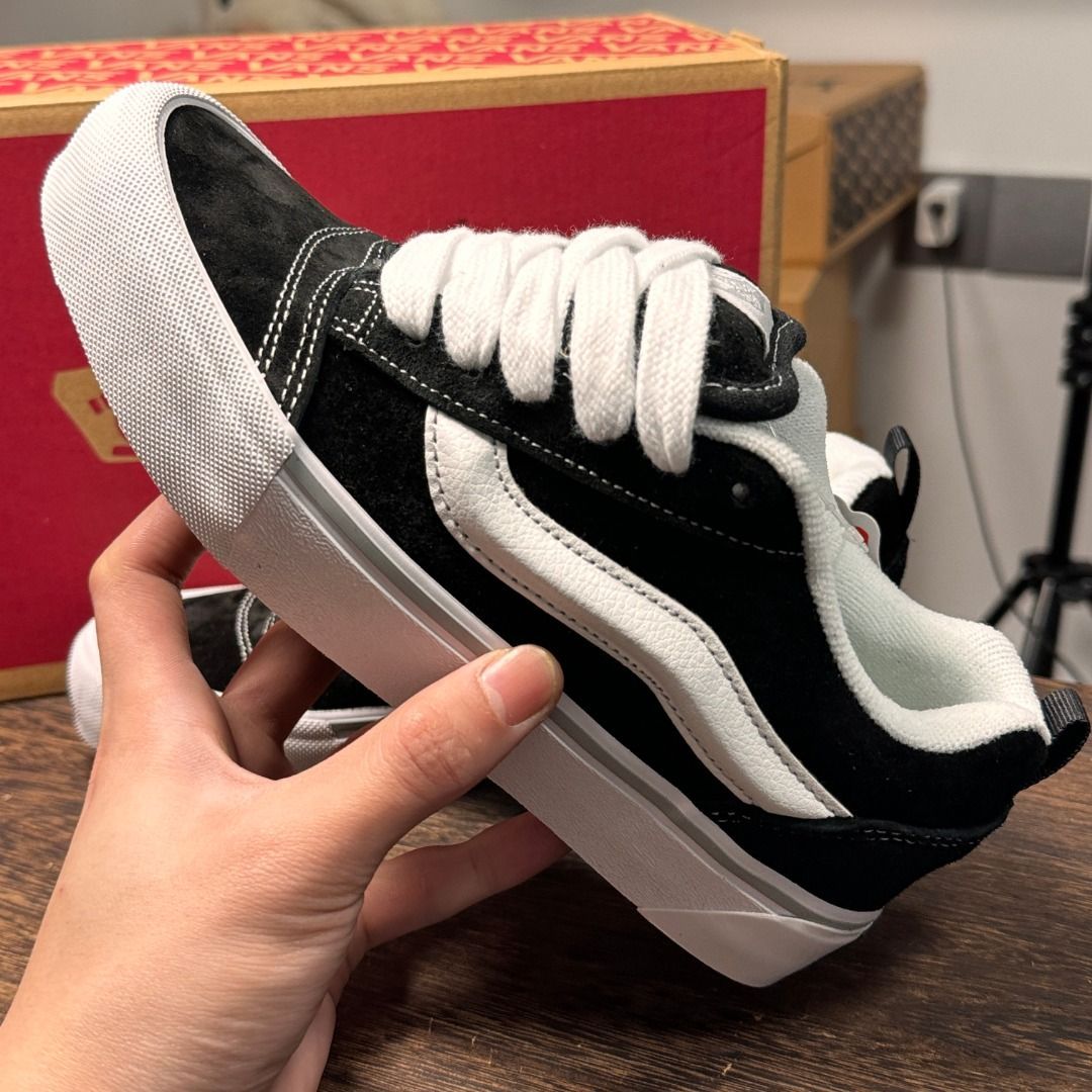 シルバー スニーカー
