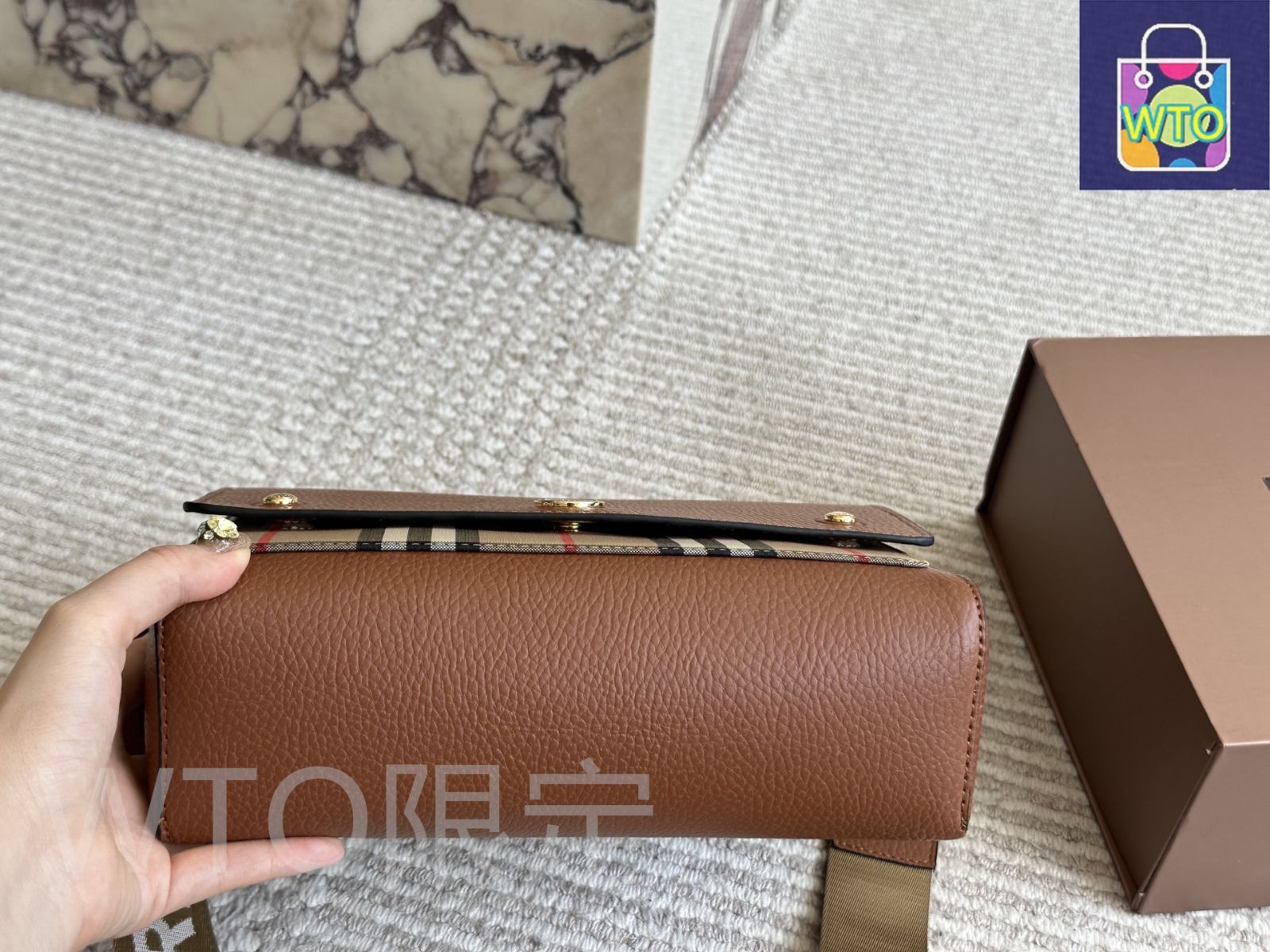 今日特価】Burberry Classic Horseferry Messenger Bag