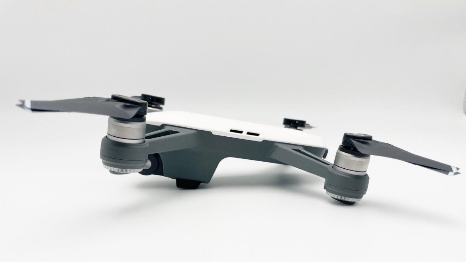 【新品未使用】DJI Spark Fly More Combo アルペンホワイト Amazon.com: DJI Spark, Fly More Combo, Alpine White : Toys