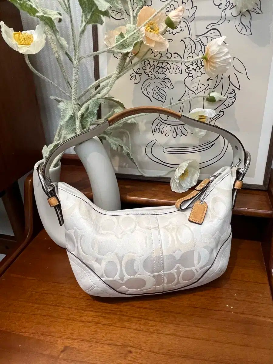 Coach Basic White Shoulder Bag