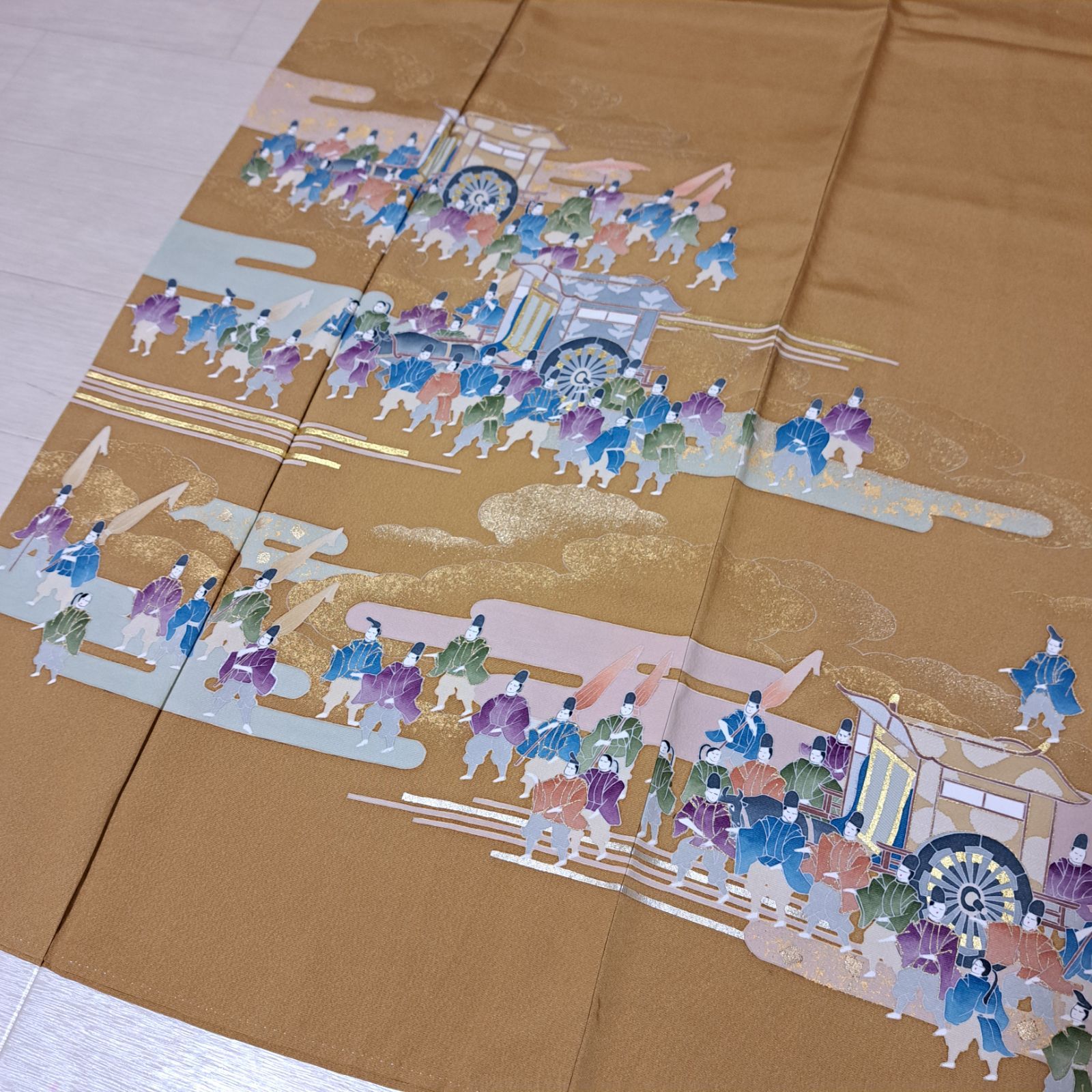 黄土色に平安絵巻