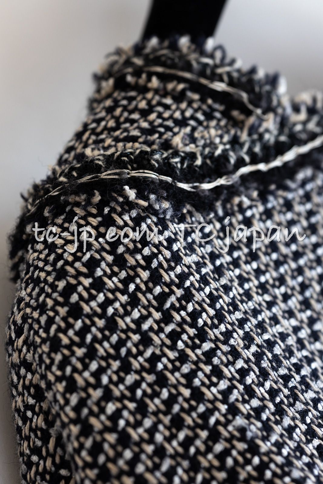 CHANEL - 75万 シャネル ジャケット CHANEL  グレー ブラック 黒 リネン ウール ツイード 貴重なグリポア 宝石 ボタン ノーカラー コートカーディガン 36 38 75万 シャネル ジャケット CHANEL グレー ブラック 黒 リネン
