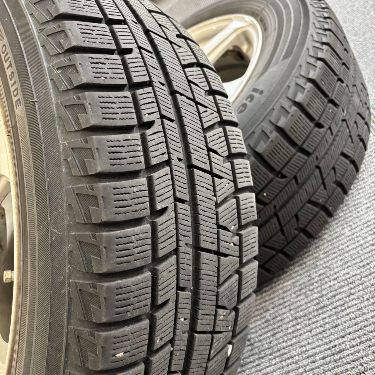 送料込み！215/60R17ヨコハマタイヤiG60中古スタッドレスタイヤ4本 ヨコハマタイヤ 中古タイヤ スタッドレスタイヤ 4本セット 215