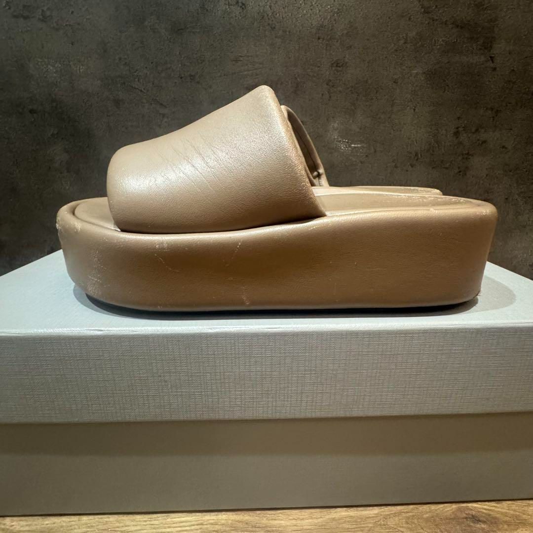 可愛いだけじゃない「バレンシアガのサンダル」が人気急上昇！「歩き