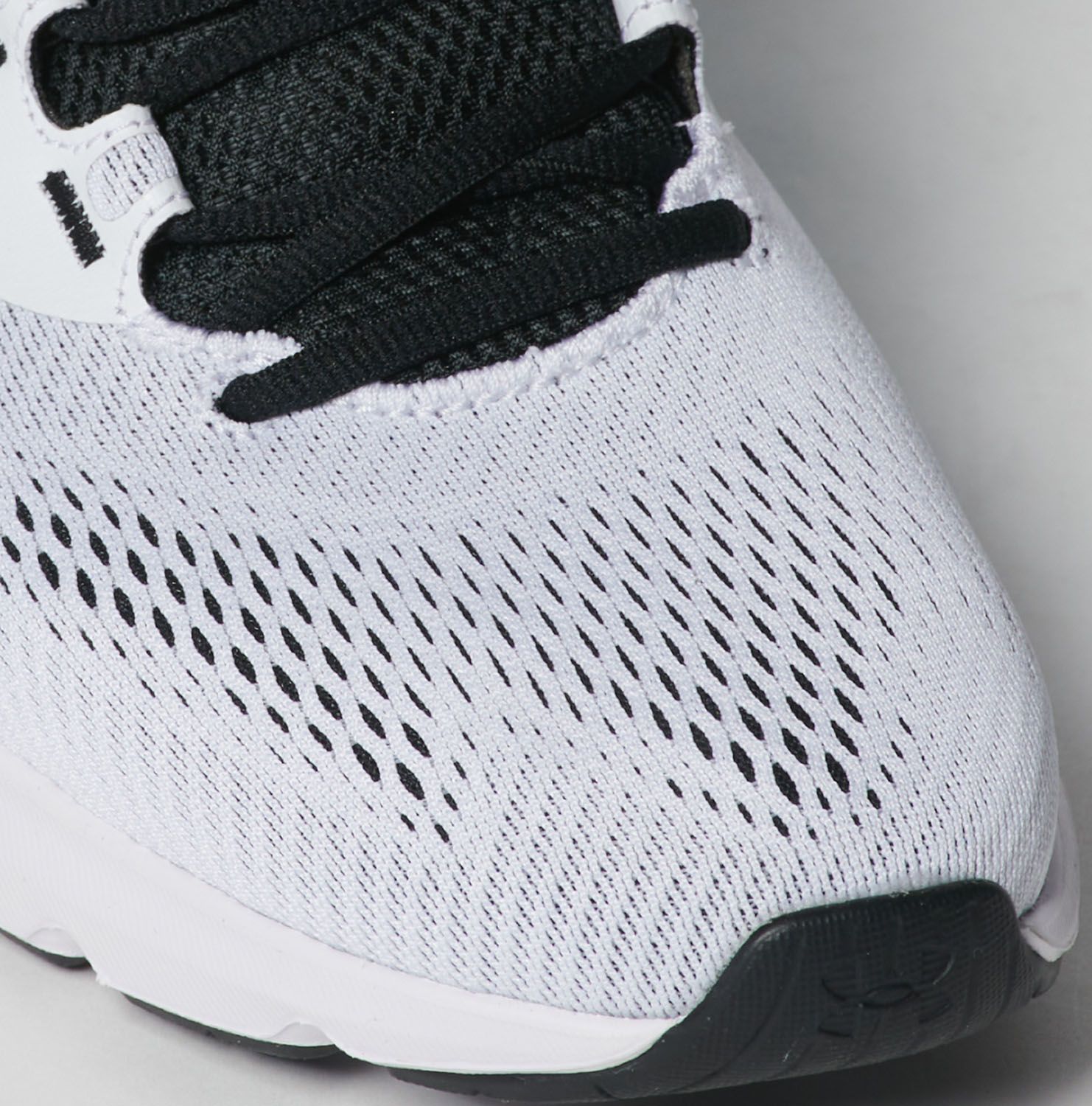 スポーツシューズ