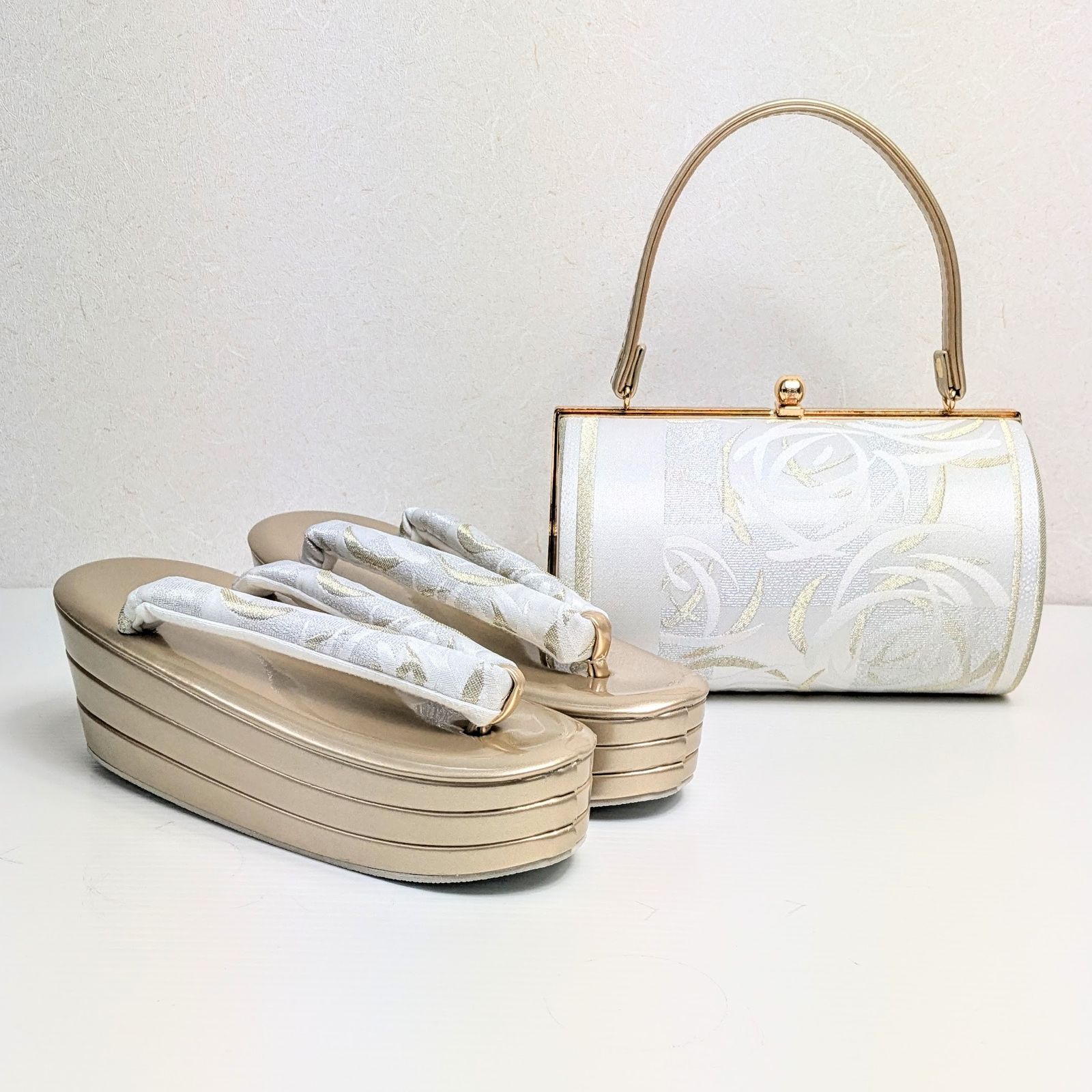 和装 草履バッグセット 帯地 白×金 3枚芯 フリーサイズ k19-14 和装 草履バッグセット 帯地 白×金 3枚芯 フリーサイズ k19-14 【公式