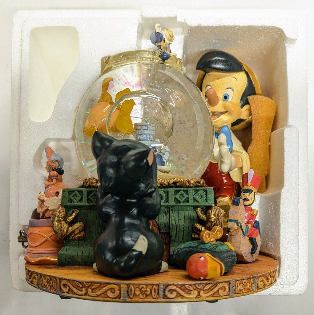 ディズニーストア ピノキオ オルゴール付きスノーグローブ ディズニーストア ショップ オルゴール付スノーグローブ ピノキオ