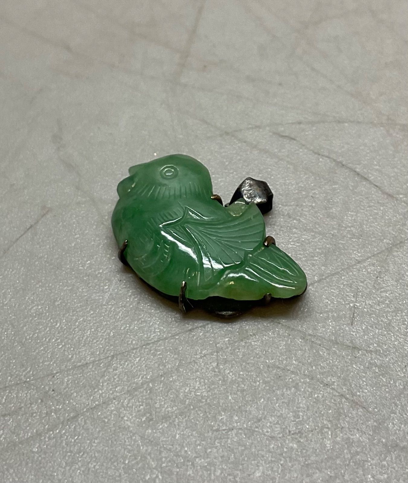 SN474 翡翠 ヒスイ 鳥 バード 彫刻 ペンダントトップ silver刻印