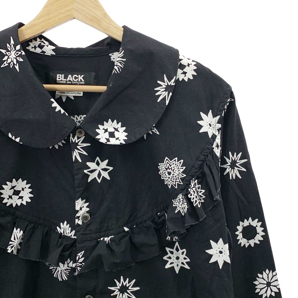 BLACK COMME des GARCONS / ブラックコムデギャルソン | 2024SS | × Filip Pagowski / Ruffled Shirt ラウンドカラーシャツ | M | ブラック/ホワイト | レディース BLACK COMME des GARCONS / ブラックコムデギャルソン | 2024SS