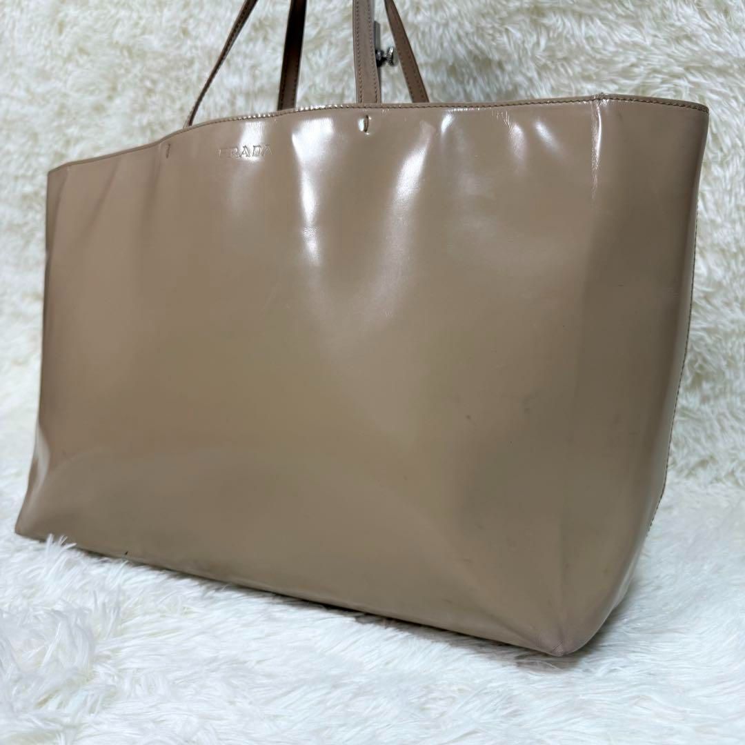 PRADA プラダ ロゴ型押しエナメルレザーハンドバッグ パテント