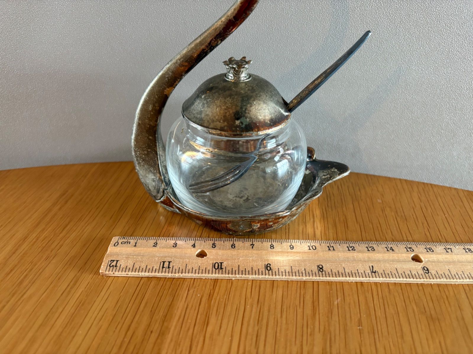 ヨーロッパの古い白鳥の形をしたシュガーポット