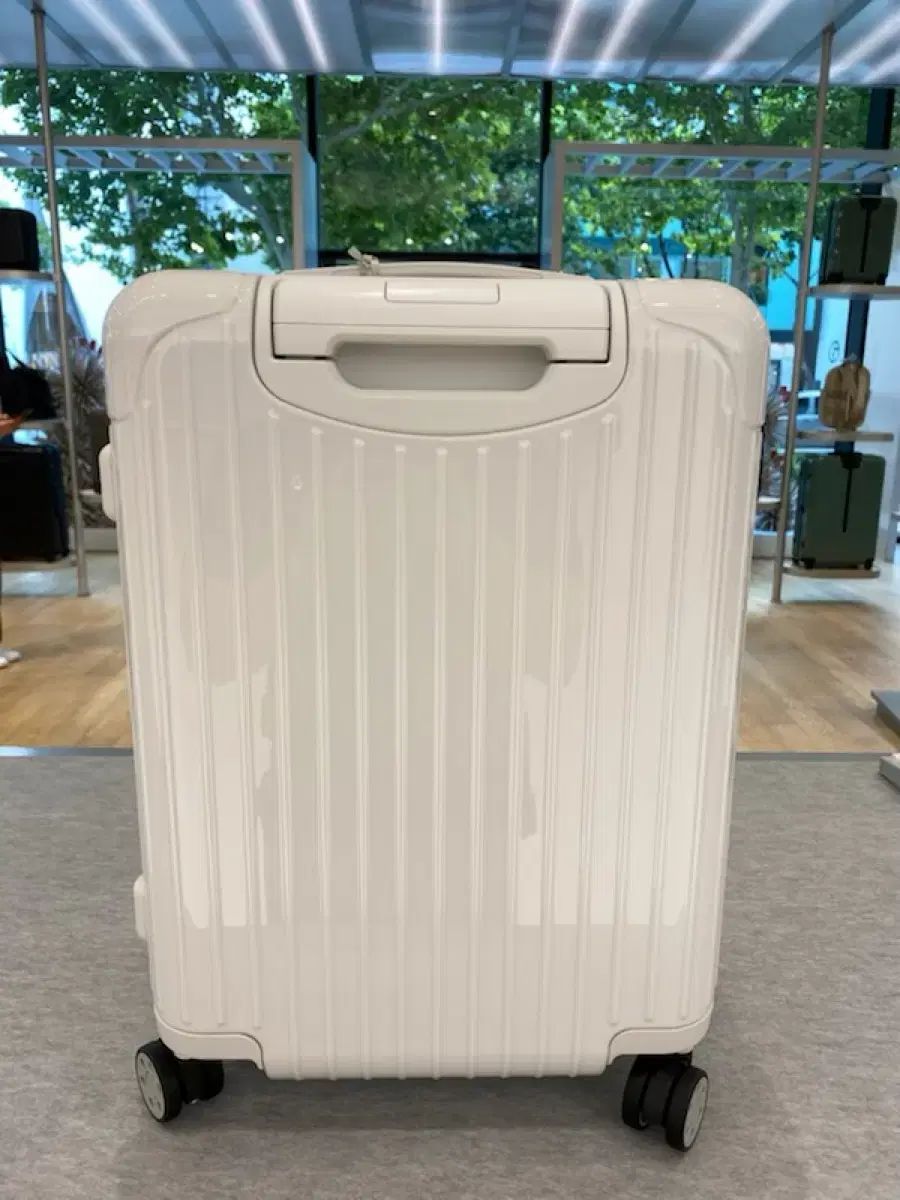 RIMOWA(リモワ) ESSENTIALS(エッセンシャルズ) ホワイト