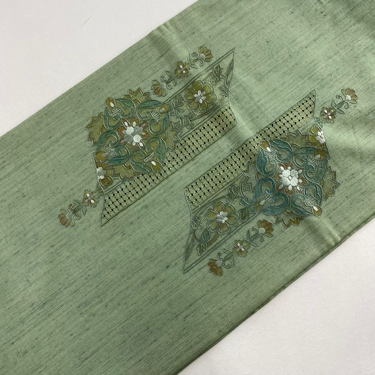 袋帯 秀品 紬地 華文 草花 刺繍 銀彩 薄緑 お太鼓柄 正絹 【中古