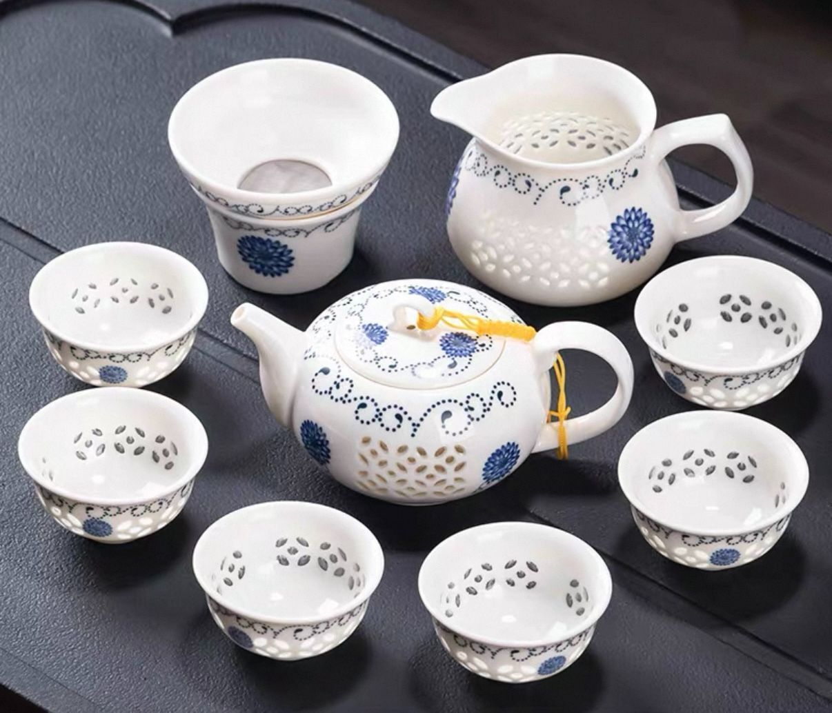 透かし模様で茶の色が見える玲瓏磁器 玲瓏磁 陶磁器 白磁 玲瓏