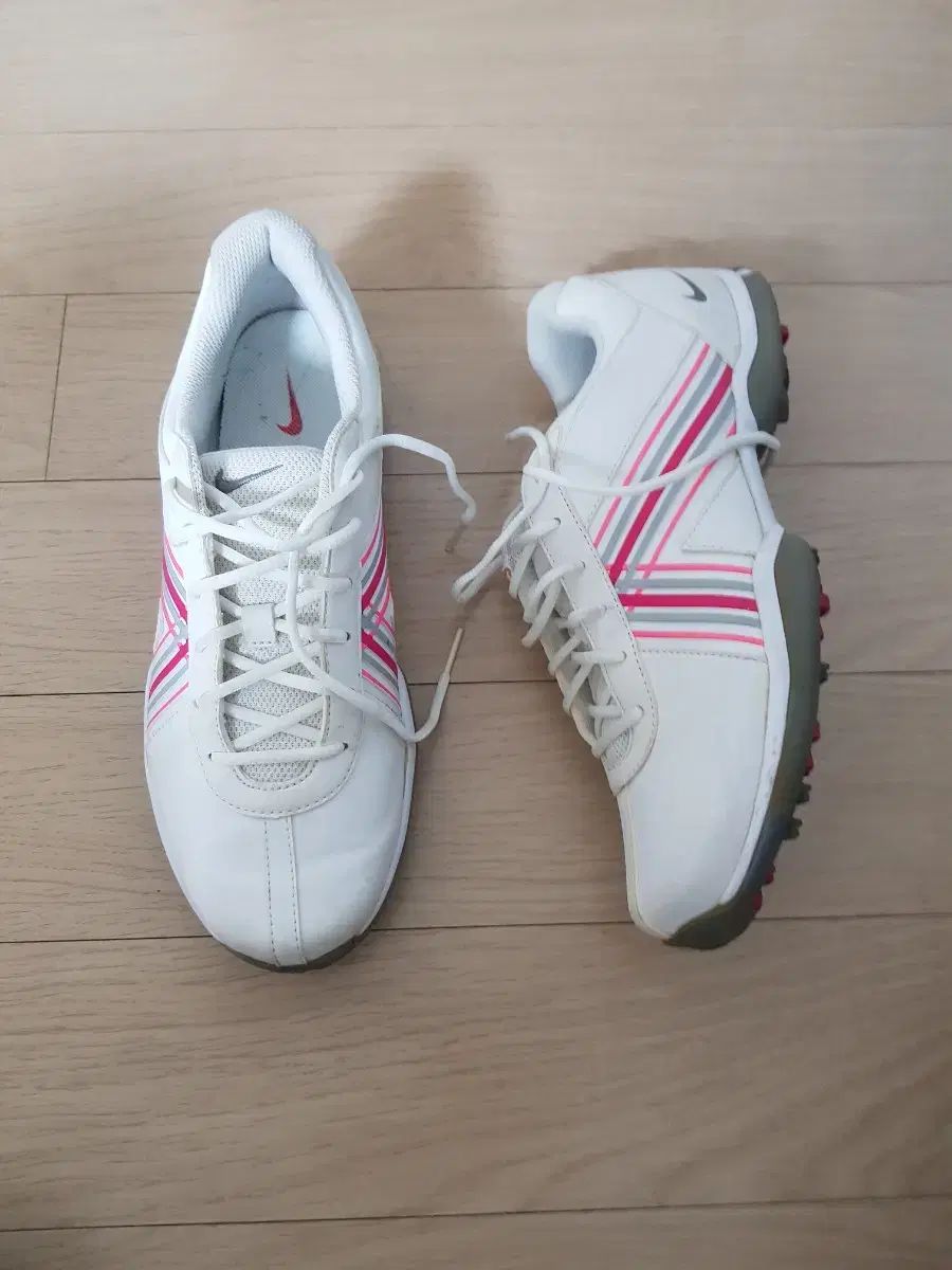 ものすごく快適 NIKE ナイキ レディース ゴルフシューズ だいたい 240 245 おすすめ 届きました
