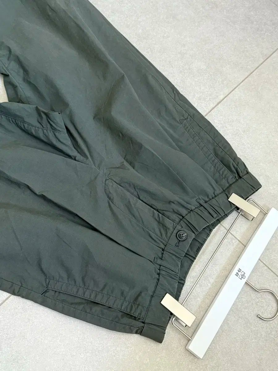 POLYTERU ハッチングルームフレーバー シリーズ ナイロン ワイドフィット チノパンツ