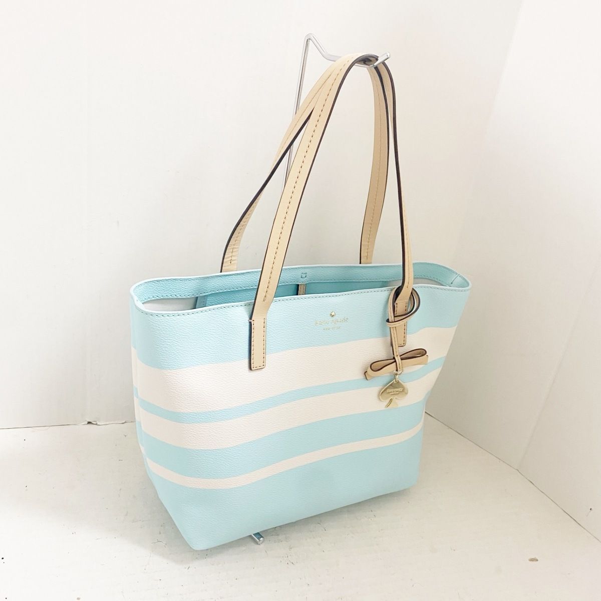 kate spade】ケイトスペードボーダー柄チャーム付きベージュ白