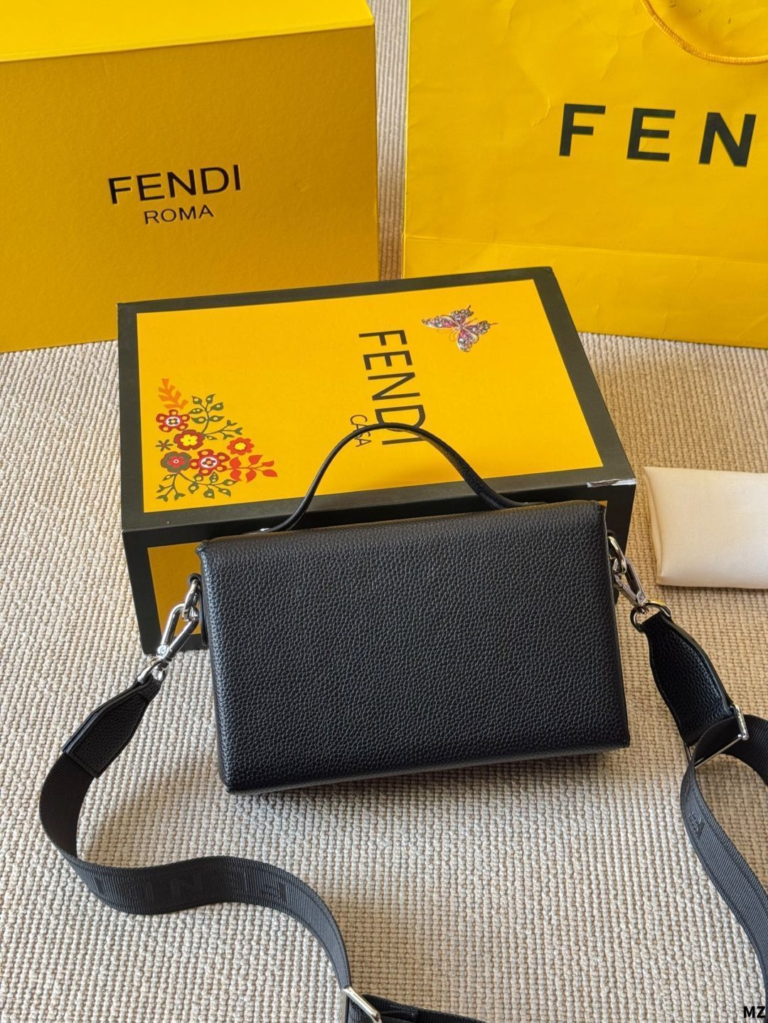 今日特価】Fendi Fendi Eyes Monster Square Bag - フェンディ